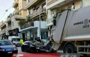 Σοκαριστικό τροχαίο στην Πάτρα: ΙΧ «καρφώθηκε» σε απορριμματοφόρο