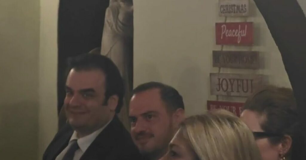 Ο Κυριάκος Πιερρακάκης σε ταβέρνα με το οικονομικό επιτελείο και δημοσιογράφους