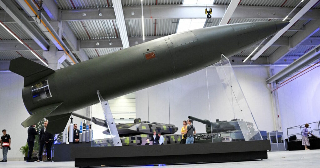 Η Rheinmetall στέλνει χριστουγεννιάτικο ημερολόγιο σε σχήμα άρματος μάχης