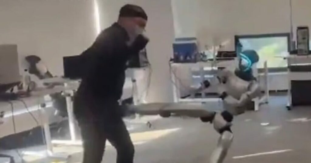 Άνδρας δέχεται κλωτσιά από ρομπότ και γίνεται viral στα social media