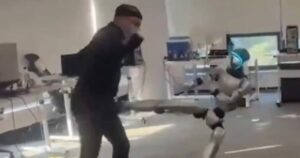 Άνδρας δέχεται κλωτσιά από ρομπότ και γίνεται viral στα social media