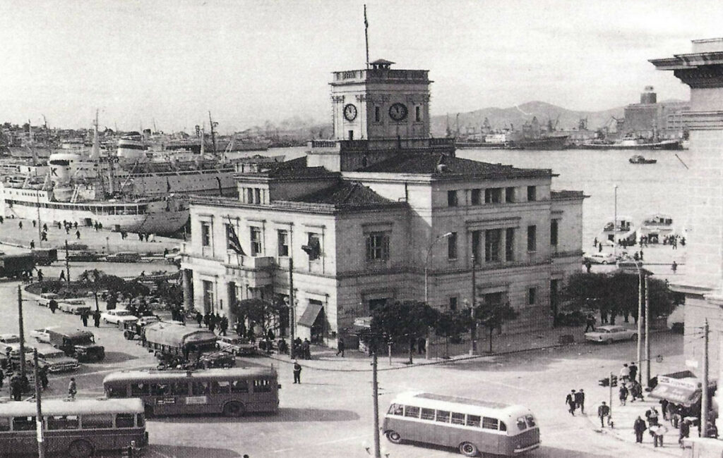 Σαν σήμερα 18 Δεκεμβρίου: Το ρολόι του Πειραιά γκρεμίζεται