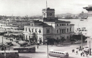 Σαν σήμερα 18 Δεκεμβρίου: Το ρολόι του Πειραιά γκρεμίζεται