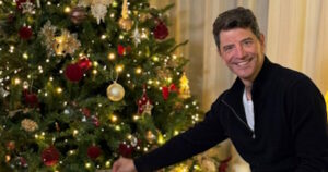 Σάκης Ρουβάς: Χριστουγεννιάτικες ευχές από το σπίτι του