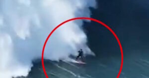 Πορτογαλία: Τεράστιο κύμα «καταπίνει» σέρφερ - Πώς τον διέσωσαν