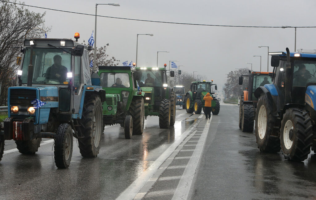 Αγρότες αποφασισμένοι να παραμείνουν στους δρόμους και τα Χριστούγεννα