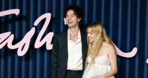 Η Σιένα Μίλερ περιμένει το τρίτο της παιδί - Εντυπωσίασε στα Βραβεία Μόδας