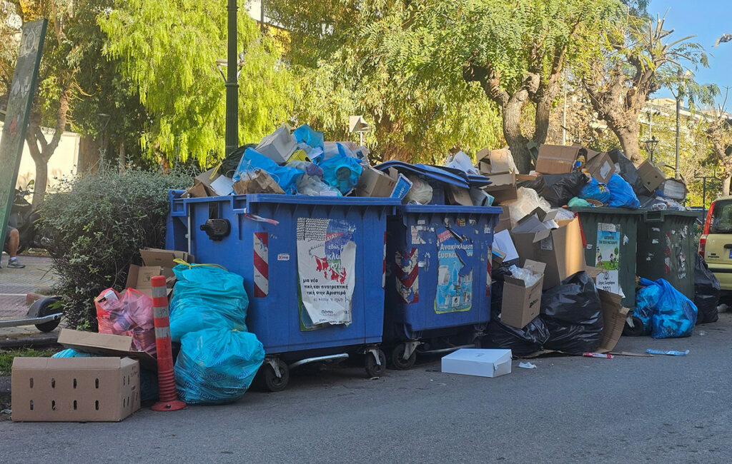 Αφόρητη η κατάσταση με τα σκουπίδια στου Ζωγράφου