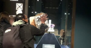 Λονδίνο: Ακτιβιστές έριξαν κρέμα και μηλόπιτα στο Αυτοκρατορικό Στέμμα