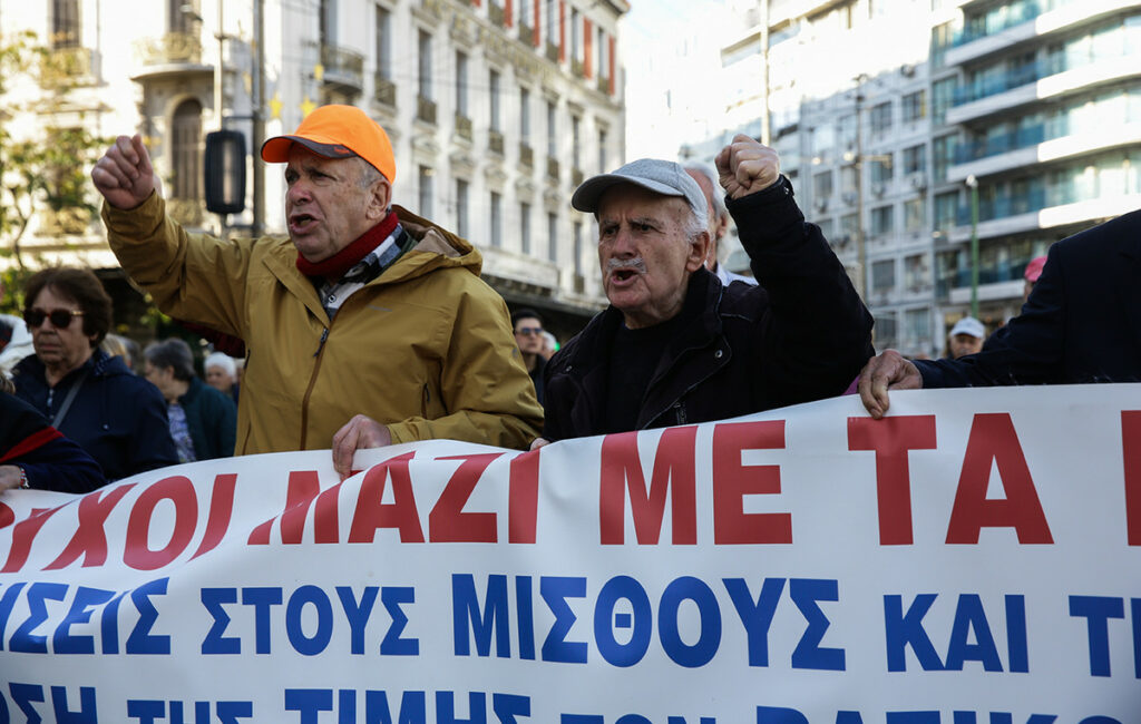 Στους δρόμους οι συνταξιούχοι – Πορεία προς το υπουργείο Εργασίας