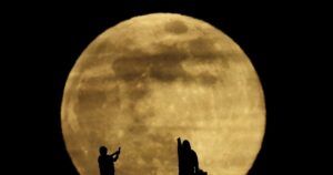 Η εντυπωσιακή υπερπανσέληνος του Δεκεμβρίου στον χειμωνιάτικο ουρανό