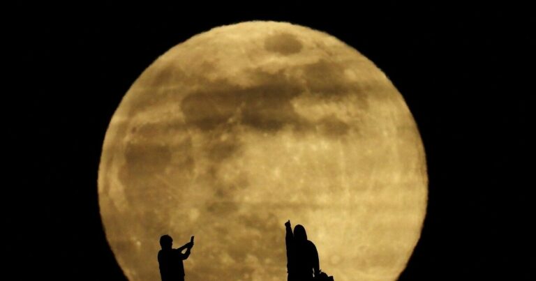 Η εντυπωσιακή υπερπανσέληνος του Δεκεμβρίου στον χειμωνιάτικο ουρανό