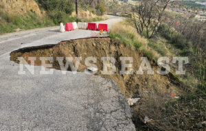 Κατέρρευσε τμήμα δρόμου στους Θρακομακεδόνες από την κακοκαιρία