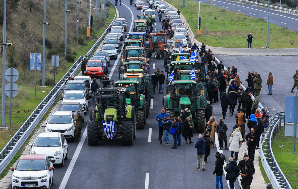Κάλεσμα για ρεβεγιόν στα μπλόκα από τους αγρότες της Νίκαιας