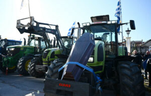 Αγρότες αποκλείουν το λιμάνι της Θεσσαλονίκης με φέρετρα στα τρακτέρ τους