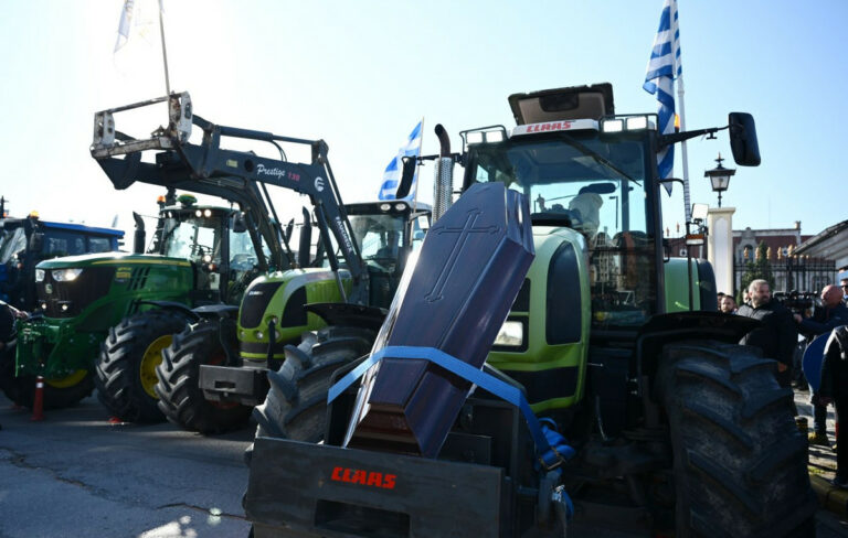 Αγρότες αποκλείουν το λιμάνι της Θεσσαλονίκης με φέρετρα στα τρακτέρ τους