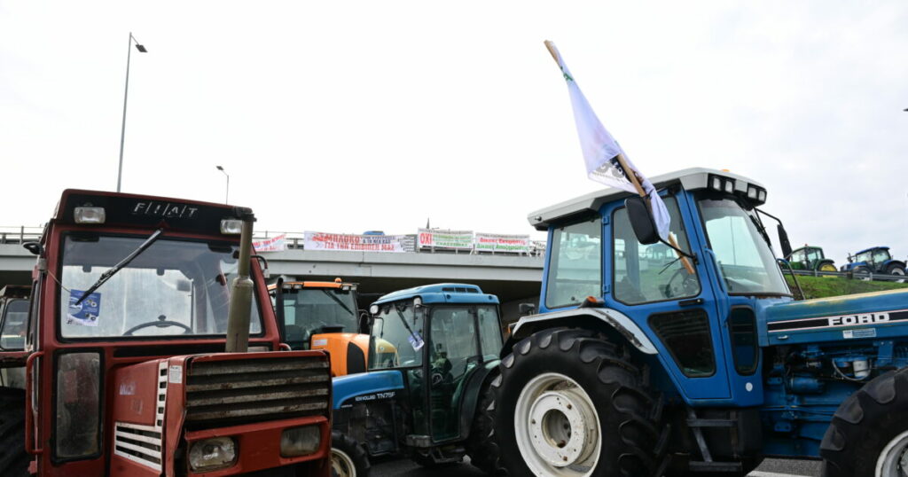 Συναγερμός στην κυβέρνηση για τα μπλόκα των αγροτών: Κάλεσμα σε διάλογο