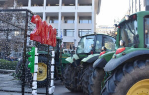 Συγκέντρωση αγροτών στην κεντρική πλατεία Λάρισας για τη δίκη συναδέλφων τους