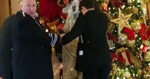 Λονδίνο: Ακτιβιστές διαμαρτύρονται με κοπριά κάτω από το δέντρο του Ritz