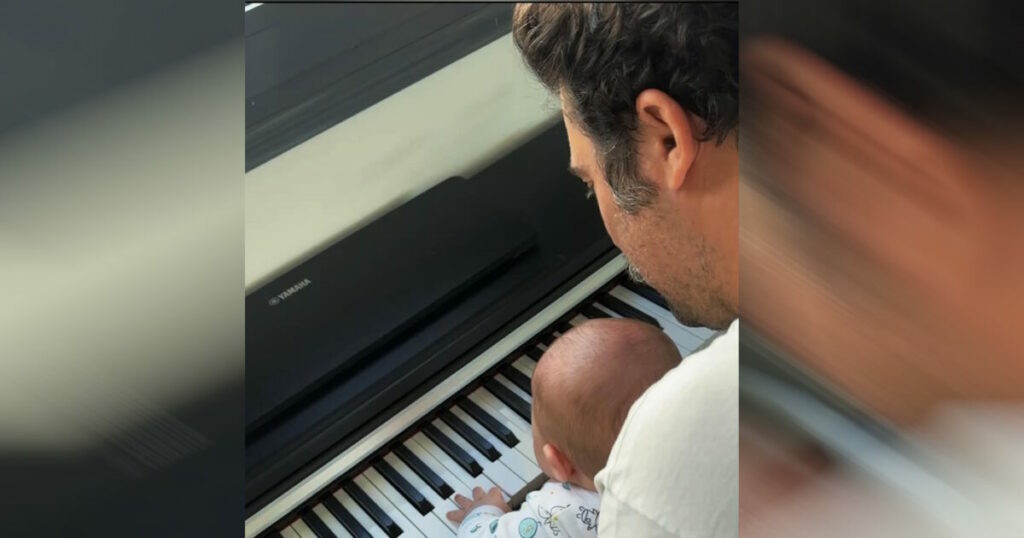 Η Ιωάννα Τριανταφυλλίδου απαθανάτισε τον Κίμωνα Κουρή με τον γιο τους στο πιάνο