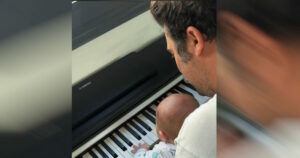 Η Ιωάννα Τριανταφυλλίδου απαθανάτισε τον Κίμωνα Κουρή με τον γιο τους στο πιάνο