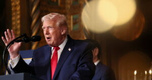 Ο Ντόναλντ Τραμπ επιτίθεται ξανά στα «late shows» - «Πρέπει να σταματήσει ο Κολμπέρτ»