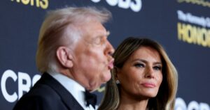 Ο Ντόναλντ Τραμπ σχολιάζει τα εσώρουχα της Μελάνια σε ομιλία του