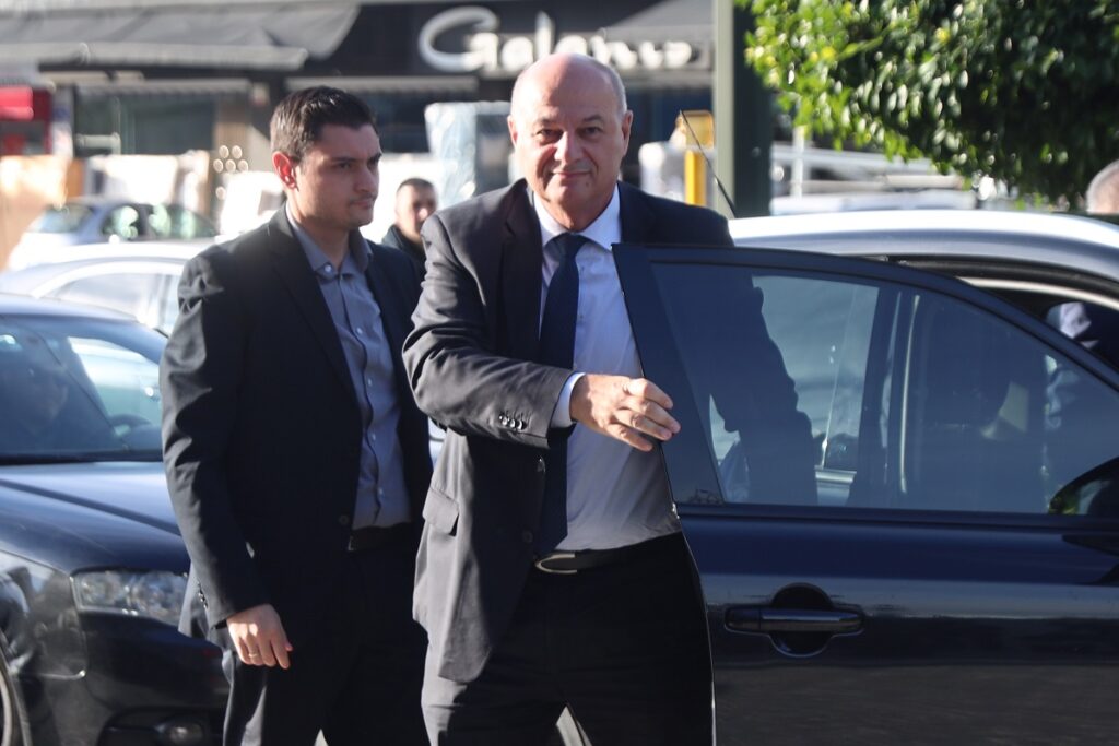 Ένταση και φωνές στη σύσκεψη για τους αγρότες στην Πειραιώς