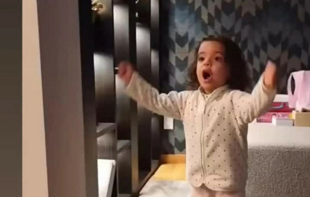 Η κόρη του Τσικίνιο τραγουδά τον ύμνο του Ολυμπιακού στα ελληνικά