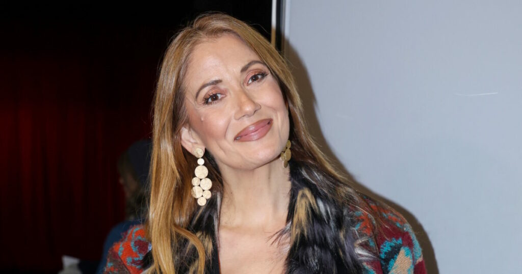 Γιώτα Τσιμπρικίδου: Αποκαλύπτει την εγκυμοσύνη της με φόντο το χριστουγεννιάτικο δέντρο