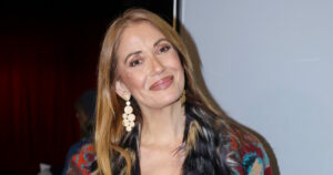 Γιώτα Τσιμπρικίδου: Αποκαλύπτει την εγκυμοσύνη της με φόντο το χριστουγεννιάτικο δέντρο