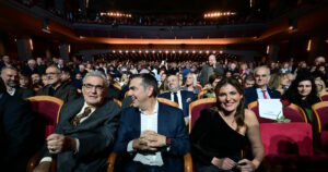 Αλέξης Τσίπρας: Η Μπέττυ Μπαζιάνα στο πλευρό του στην παρουσίαση του βιβλίου «Ιθάκη»