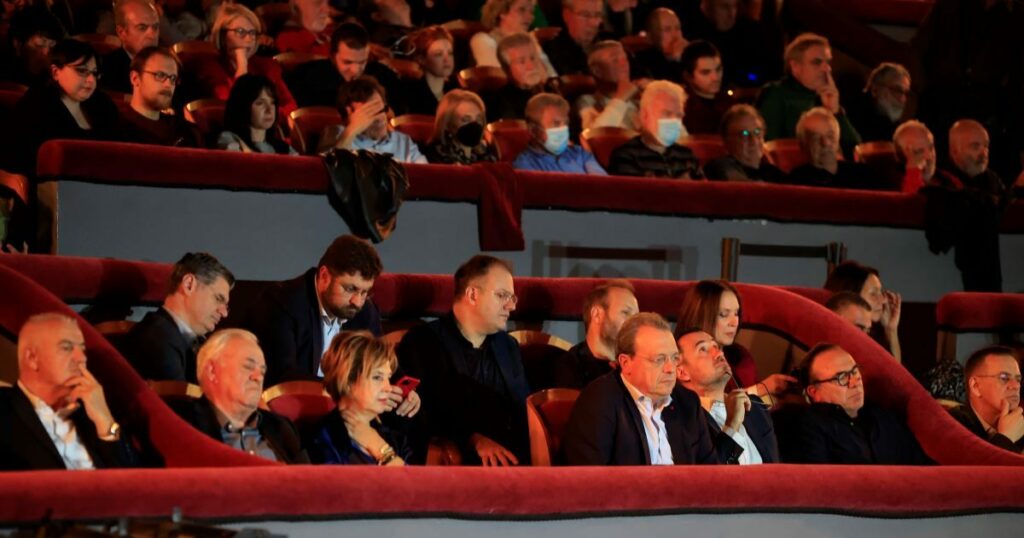 Η πλευρά Τσίπρα απαντά στις αντιδράσεις για τον εξώστη