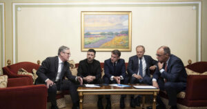 Μακρόν: «Οι ΗΠΑ μπορεί να προδώσουν την Ουκρανία», προειδοποίησε τον Ζελένσκι