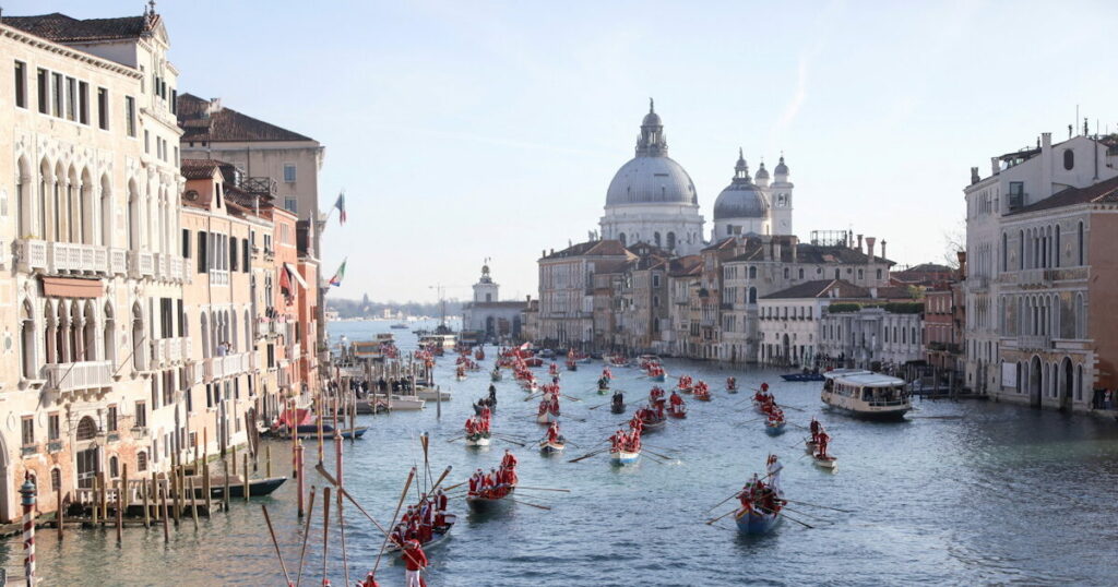 Βενετία: Άγιοι Βασίληδες σε γόνδολες γιορτάζουν τα Χριστούγεννα