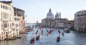 Βενετία: Άγιοι Βασίληδες σε γόνδολες γιορτάζουν τα Χριστούγεννα