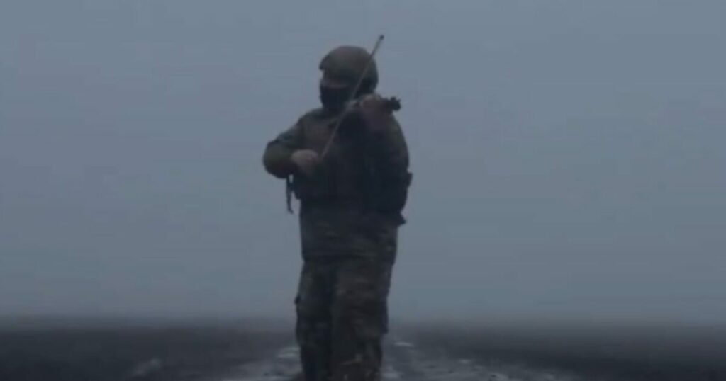 Ο Ουκρανός στρατιώτης που παίζει βιολί στον πόλεμο: Μια μουσική έκκληση