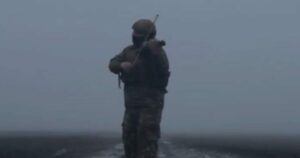 Ο Ουκρανός στρατιώτης που παίζει βιολί στον πόλεμο: Μια μουσική έκκληση