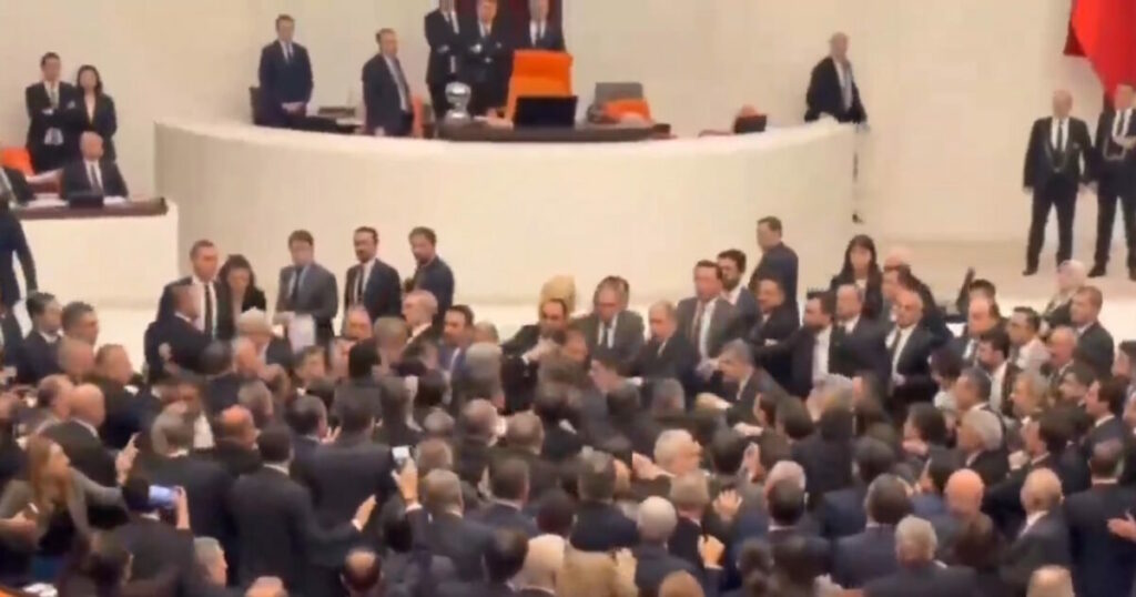 Χάος στην τουρκική βουλή κατά τη ψήφιση του προϋπολογισμού