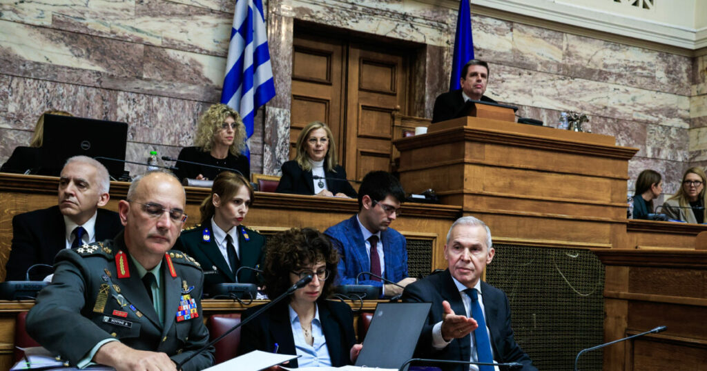 Διαμάχη στη Βουλή: Καιρίδης και Δαβάκης για την απουσία Δένδια