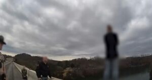 Αστυνομικός σώζει γυναίκα από γέφυρα στο Τενεσί των ΗΠΑ