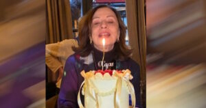 Η Χάρις Αλεξίου γιόρτασε τα 75α γενέθλιά της με εντυπωσιακή τούρτα