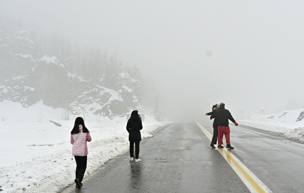 Πρωτοχρονιά με τσουχτερό κρύο και χιόνια σε πολλές περιοχές