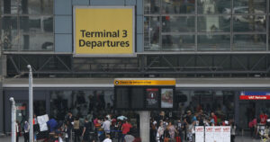 Συναγερμός στο αεροδρόμιο Χίθροου: Ένοπλοι αστυνομικοί αποκλείουν τερματικό