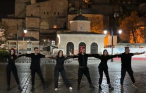 Έλληνες χόρεψαν χασάπικο κάτω από την Αγία Σοφία – Αντιδράσεις στην Τουρκία