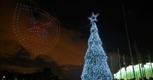 Ο Νίκος Δένδιας φωταγώγησε το χριστουγεννιάτικο δέντρο στο στρατόπεδο «Παπάγου»