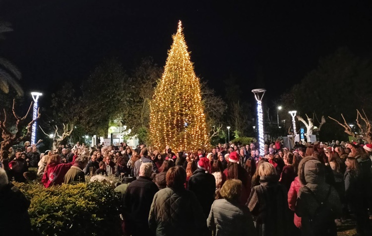 Φωταγωγείται το Χριστουγεννιάτικο Δέντρο στην Πλατεία Μικρασιατών