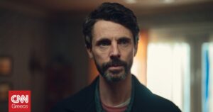 Οι 10 τηλεοπτικές σειρές του 2025 που αξίζει να δεις τώρα