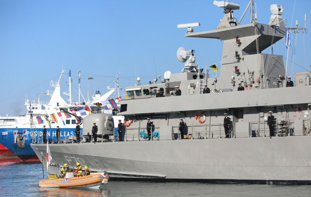 Με λαμπρότητα γιορτάζονται τα Θεοφάνεια σε Πειραιά και Θεσσαλονίκη