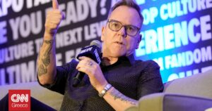 Ο Κίφερ Σάδερλαντ και το θρυλικό mullet του Lost Boys